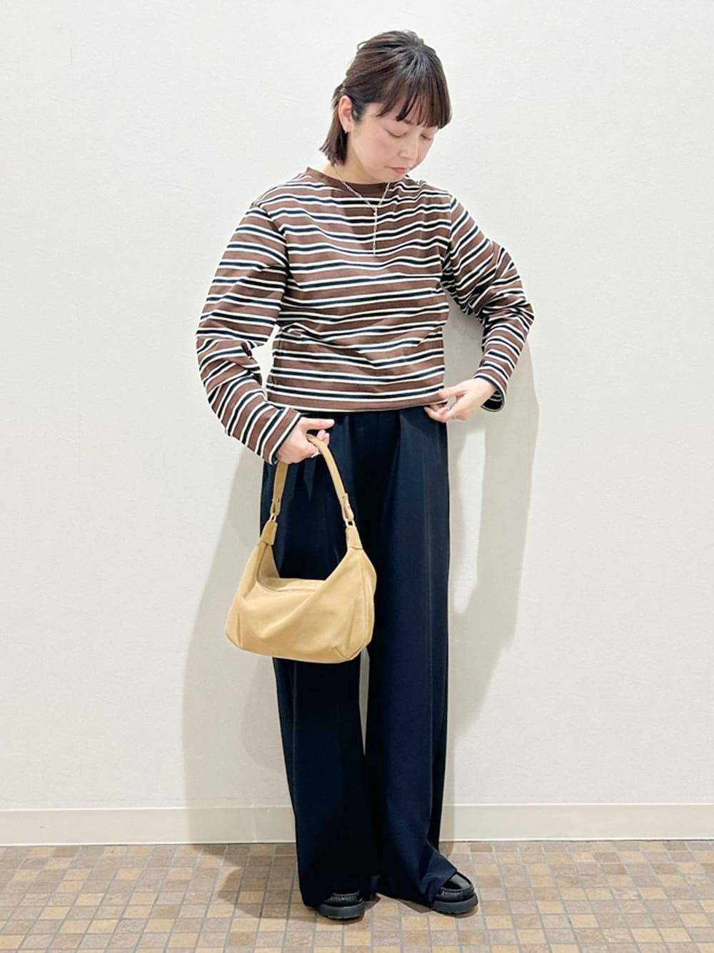ブルー系のスラックス、その他のTシャツ/カットソー、ベージュ系のショルダーバッグを着用したレディースの春コーディネートの1枚目の写真