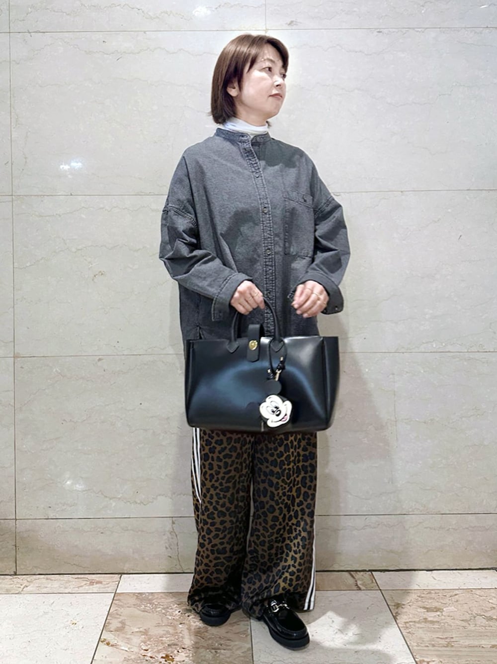 ブラウン系のその他パンツ、ブラック系のシャツ/ブラウス、ブラック系のトートバッグを着用したレディースの冬コーディネートの1枚目の写真
