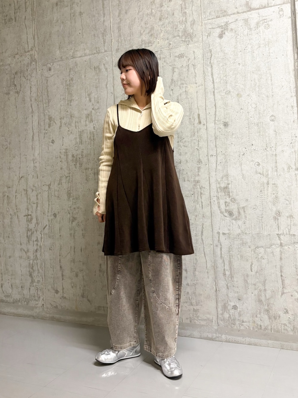 ブラウン系のニット/セーター、ブラウン系のワンピース、ブラウン系のその他パンツを着用したレディースの秋コーディネートの1枚目の写真