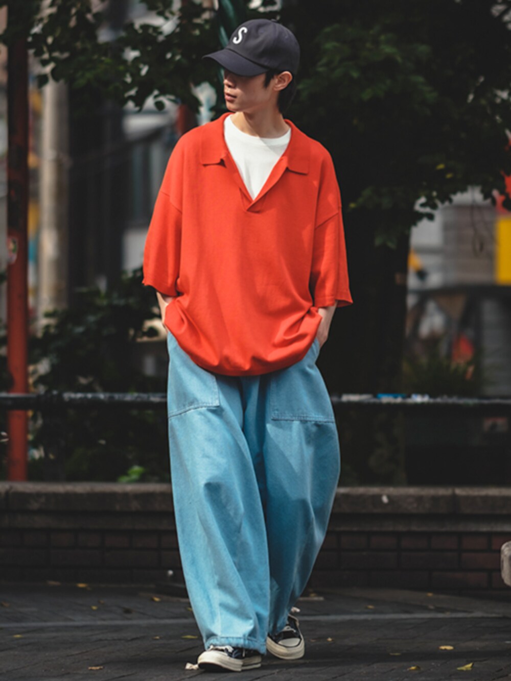 「キャップ、オープンカラーシャツ、夏コーデ、ストリート、ビッグシルエット、ポロシャツ、休日スタイル、スニーカー、starter、improves」｜「improvesの【UAU】バルーン ワイド イージー デニムパンツ（デニムパンツ、ブルー系）」を使った、improves_officialさん（メンズ・172cm）の夏コーディネートの1枚目の写真
