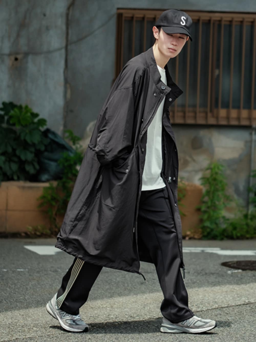 「スニーカー、キャップ、ストリート、秋コーデ、ワイドパンツ、ラインパンツ、ジャージ、モッズコート、ブラック、コート、starter、おしゃれさんと繋がりたい」｜「improvesの【improves】M65タイプ オーバーサイズ モッズコート（モッズコート、ブラック系）」を使った、improves_officialさん（メンズ・172cm）の秋コーディネートの1枚目の写真