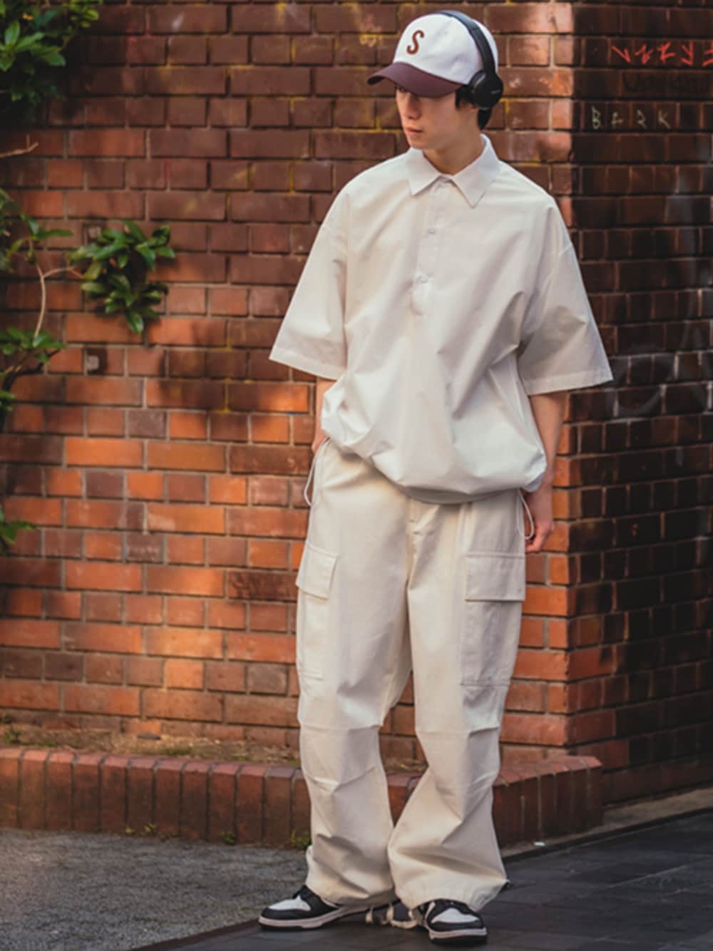 「カーゴパンツ、初夏コーデ、カラーパンツ、休日スタイル、韓国ファッション、ストリート、ビッグシルエット、淡色コーデ、キャップ、おしゃれさんと繋がりたい」｜「NULLの【improves】ワイド カーゴ ミリタリーパンツ（カーゴパンツ、ホワイト系）」を使った、improves_officialさん（メンズ・172cm）の夏コーディネートの1枚目の写真