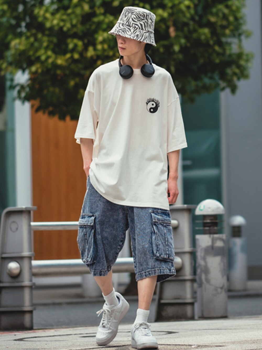「カーゴパンツ、夏だ！Tシャツ着よう！、スニーカー、夏コーデ、バケットハット、ビッグシルエット、SIDEWAY STANCE、プリントT、improves、ストリート」｜「improvesのゼブラ柄 バケットハット（ハット、ホワイト系）」を使った、improves_officialさん（メンズ・172cm）の夏コーディネートの1枚目の写真