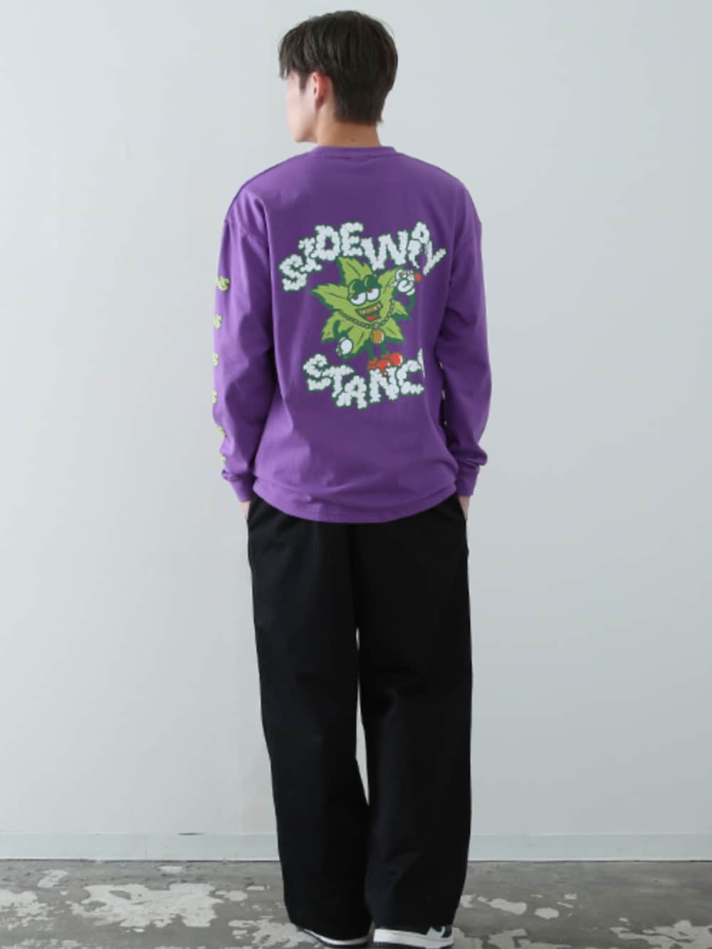 「スニーカー、休日スタイル、プチプラ、ワイドパンツ、ストリート、プリントT、ロンT、パープル」｜「SIDEWAY STANCEの【SIDEWAY STANCE】オリジナル グラフィック プリント ロンT（Tシャツ/カットソー、パープル系）」を使った、improves_officialさん（メンズ・172cm）の冬コーディネートの1枚目の写真