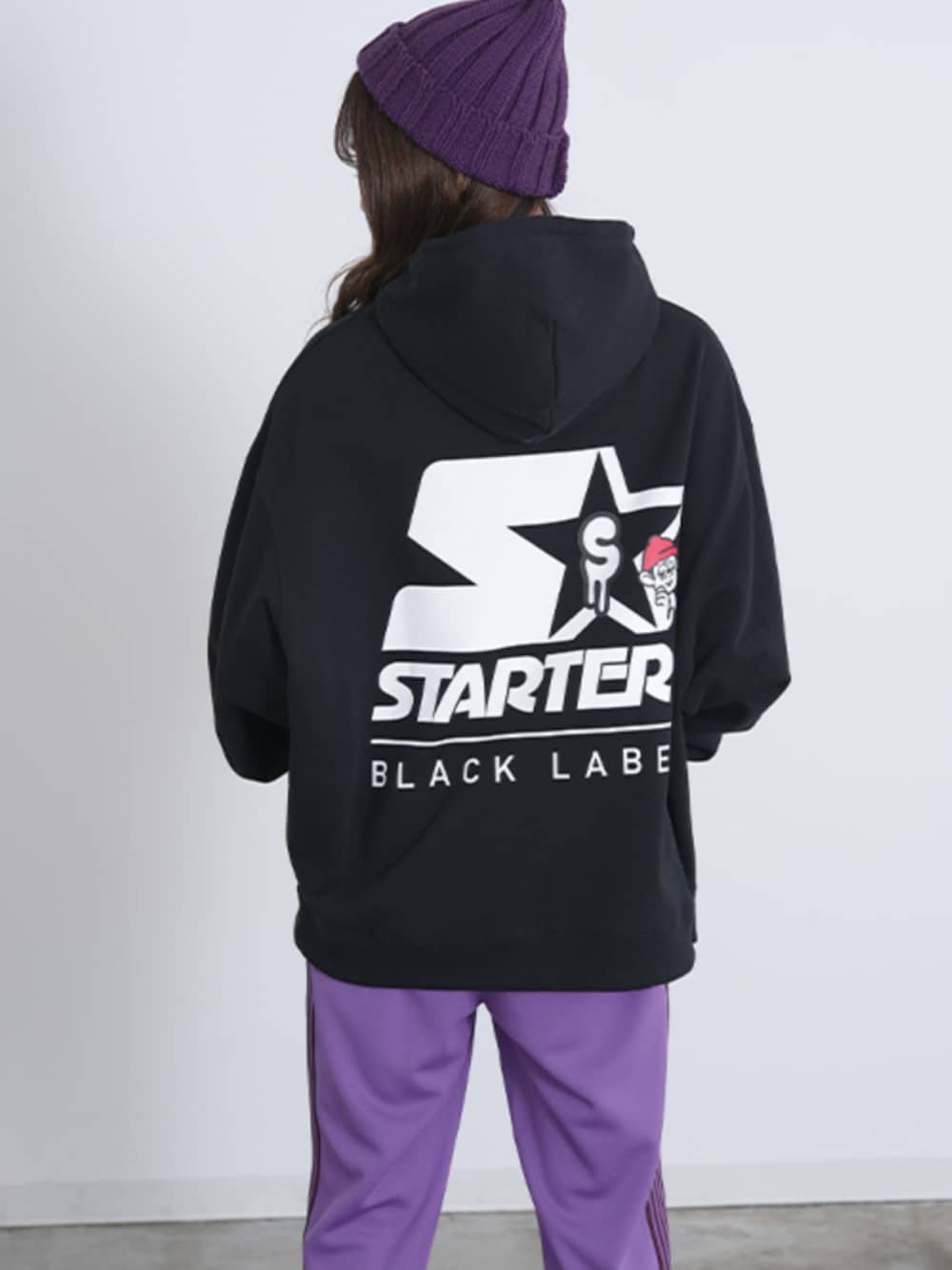 「スウェット、ニット帽、パーカー、スポーツミックス、カジュアルコーデ、休日スタイル、ロゴスウェット、パンツコーデ、ビッグシルエット、STARTER BLACK LABEL」｜「STARTER BLACK LABELの【SIDEWAY STANCE×STARTER BLACK LABEL】コラボ グラフィック プリント 裏毛 スウェット パーカー（パーカー、ブラック系）」を使った、improves_officialさん（レディース・165cm）の冬コーディネートの1枚目の写真
