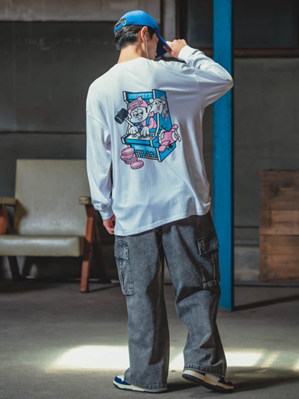 「ロンT、韓国ファッション、スニーカー、デニム、キャップ、ストリート、秋コーデ、ワイドパンツ、休日コーデ、秋服準備はじめました、オーバーサイズ、メンズファッション、カジュアルコーデ、プリントT、グラフィックＴ」｜「SIDEWAY STANCEの【SIDEWAY STANCE】オリジナル グラフィック プリント ロンT（Tシャツ/カットソー、ホワイト系）」を使った、improves_officialさん（メンズ・172cm）の秋コーディネートの1枚目の写真