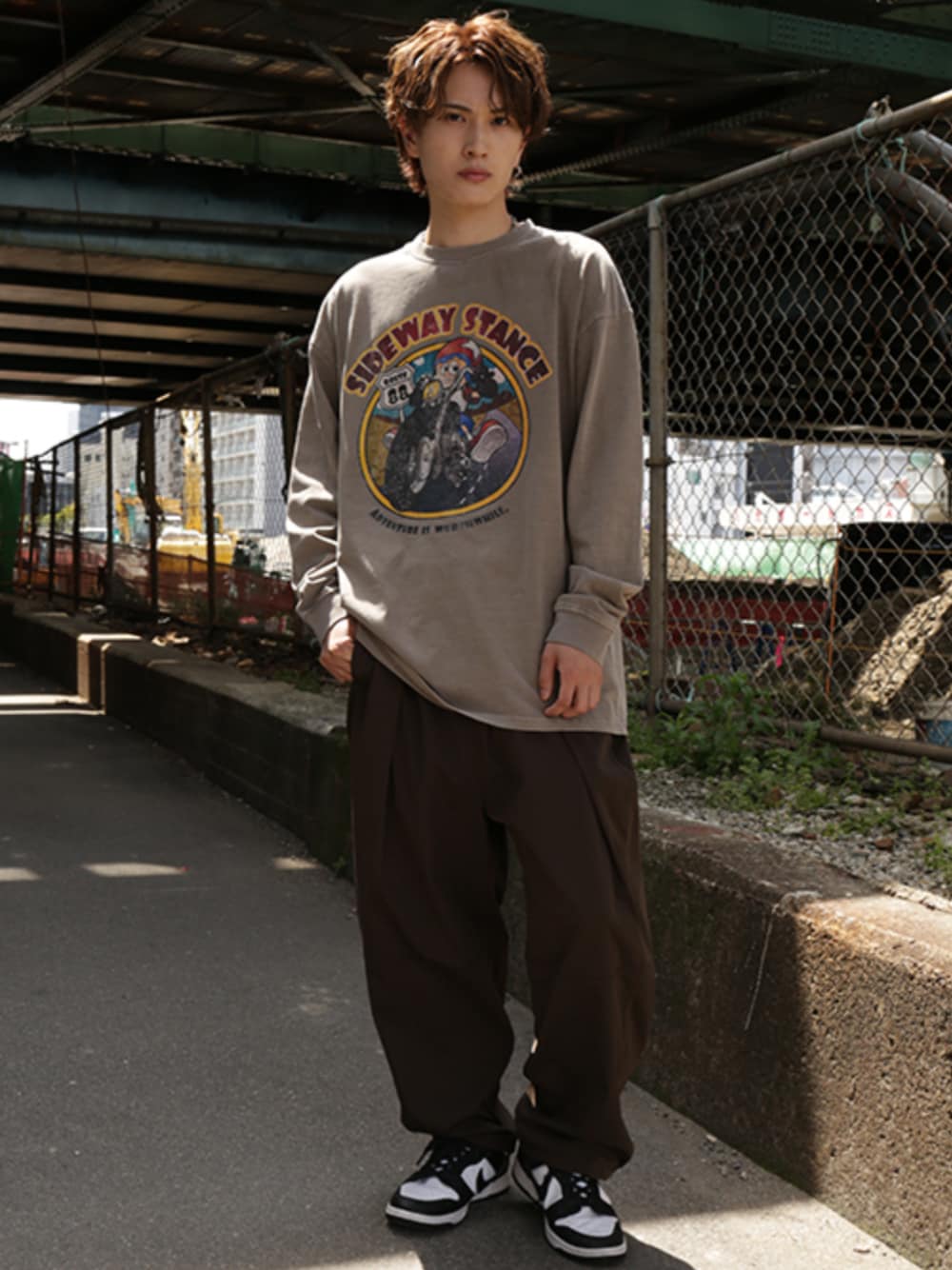 「ロングTシャツ、ブラウンコーデ、アメカジ、メンズファッション、韓国ファッション、カジュアルコーデ、プリントT、 プリントTシャツ、長袖、メンズコーデ、ビッグシルエット」｜「SIDEWAY STANCEの【SIDEWAY STANCE】ピグメント加工 オリジナルプリント 長袖Tシャツ（Tシャツ/カットソー、ブラウン系）」を使った、improves_officialさん（メンズ・172cm）の夏コーディネートの1枚目の写真
