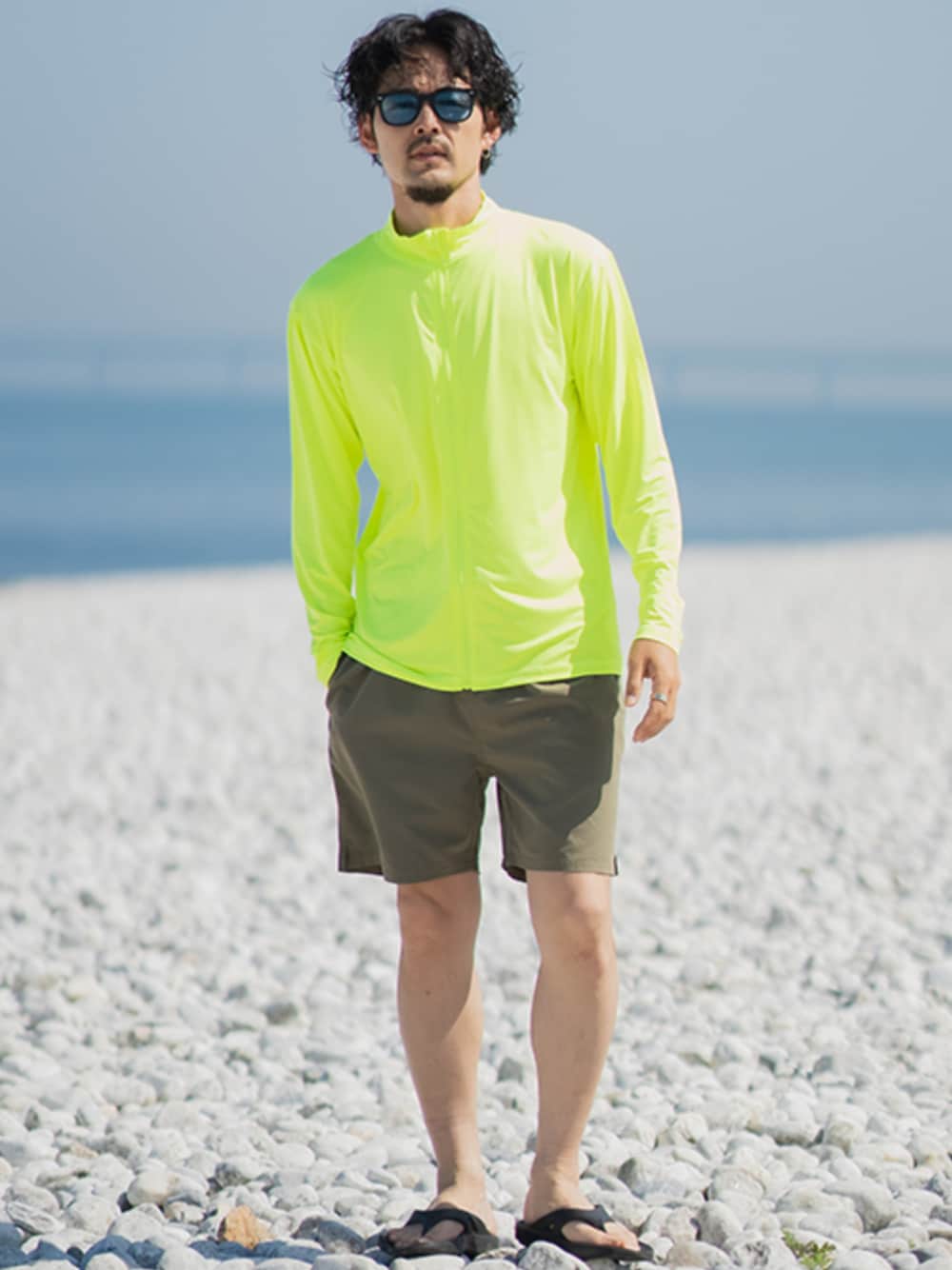 「夏コーデ、サーフ、海、サングラス、ラッシュガード、水陸両用、蛍光カラー」｜「improvesのジップアップ 長袖 ラッシュガード（ラッシュガード、グリーン系）」を使った、improves_officialさん（メンズ・175cm）の夏コーディネートの1枚目の写真
