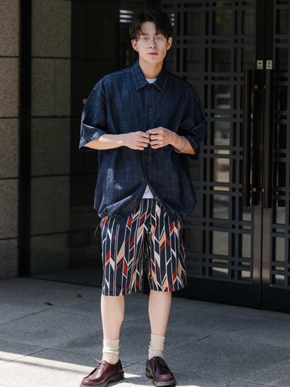 「デニムシャツ、夏コーデ、レイヤードスタイル、 韓国ファッション、ストリート、カジュアルコーデ、柄パンツ」｜「improvesのアイテム（シャツ/ブラウス、ブルー系）」を使った、improves_officialさん（メンズ・172cm）の夏コーディネートの1枚目の写真