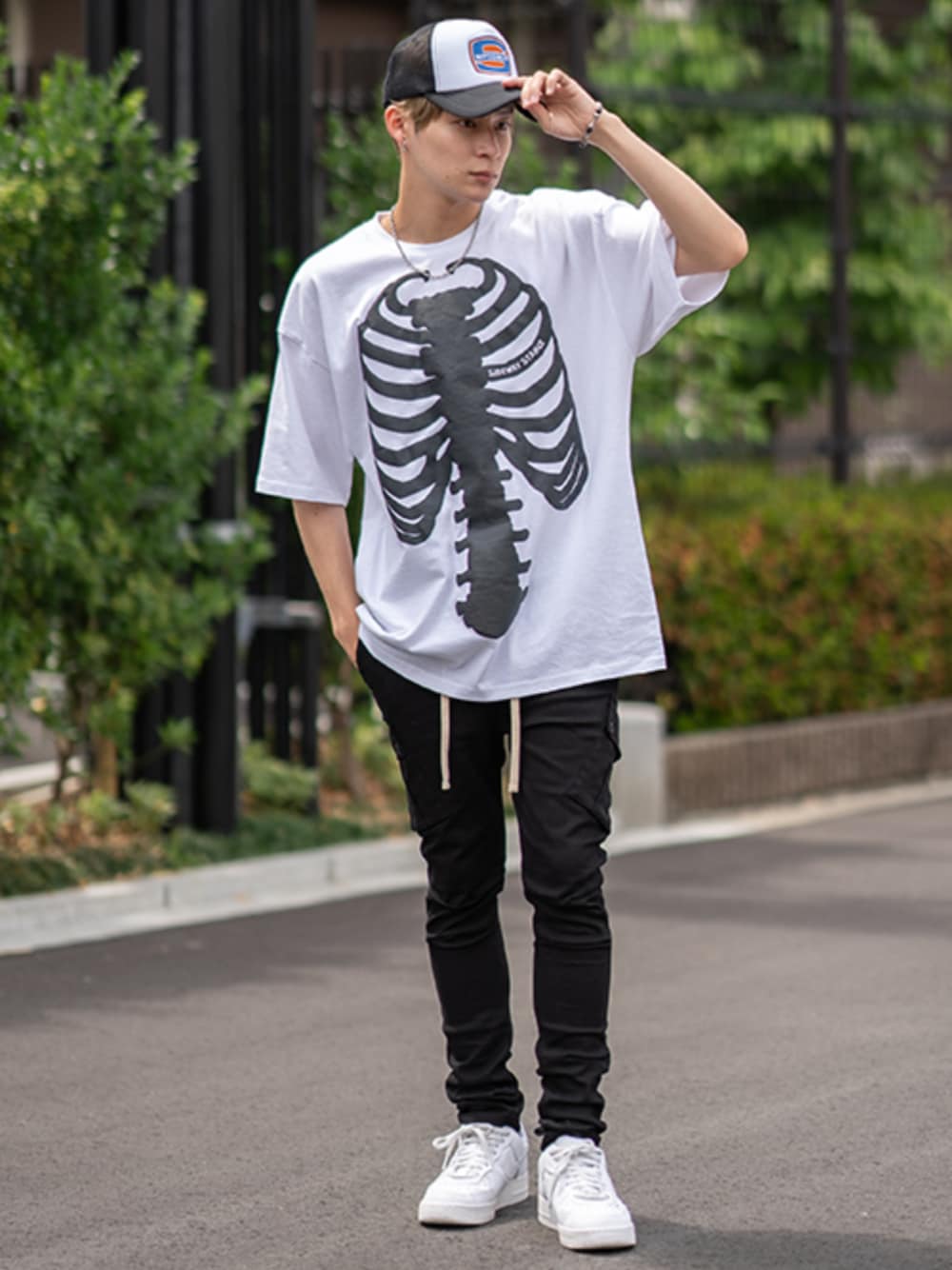 「夏コーデ、ストリート、お出かけコーデ、キャップ、カーゴパンツ、休日スタイル、プリントT、Tシャツコーデ、夏だ！Tシャツ着よう！」｜「SIDEWAY STANCEの【SIDEWAY STANCE】オリジナル グラフィック プリント 半袖Tシャツ（Tシャツ/カットソー、ホワイト系）」を使った、improves_officialさん（メンズ・172cm）の夏コーディネートの1枚目の写真