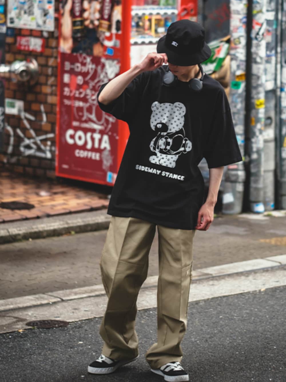 「スニーカー、夏コーデ、ストリート、バケットハット、ビッグシルエット、ロゴT、Tシャツ、improves、starter、SIDEWAY STANCE」｜「STARTERの【STARTER】別注 ツイル バケットハット STA23-102（ハット、ブラック系）」を使った、improves_officialさん（メンズ・172cm）の夏コーディネートの1枚目の写真