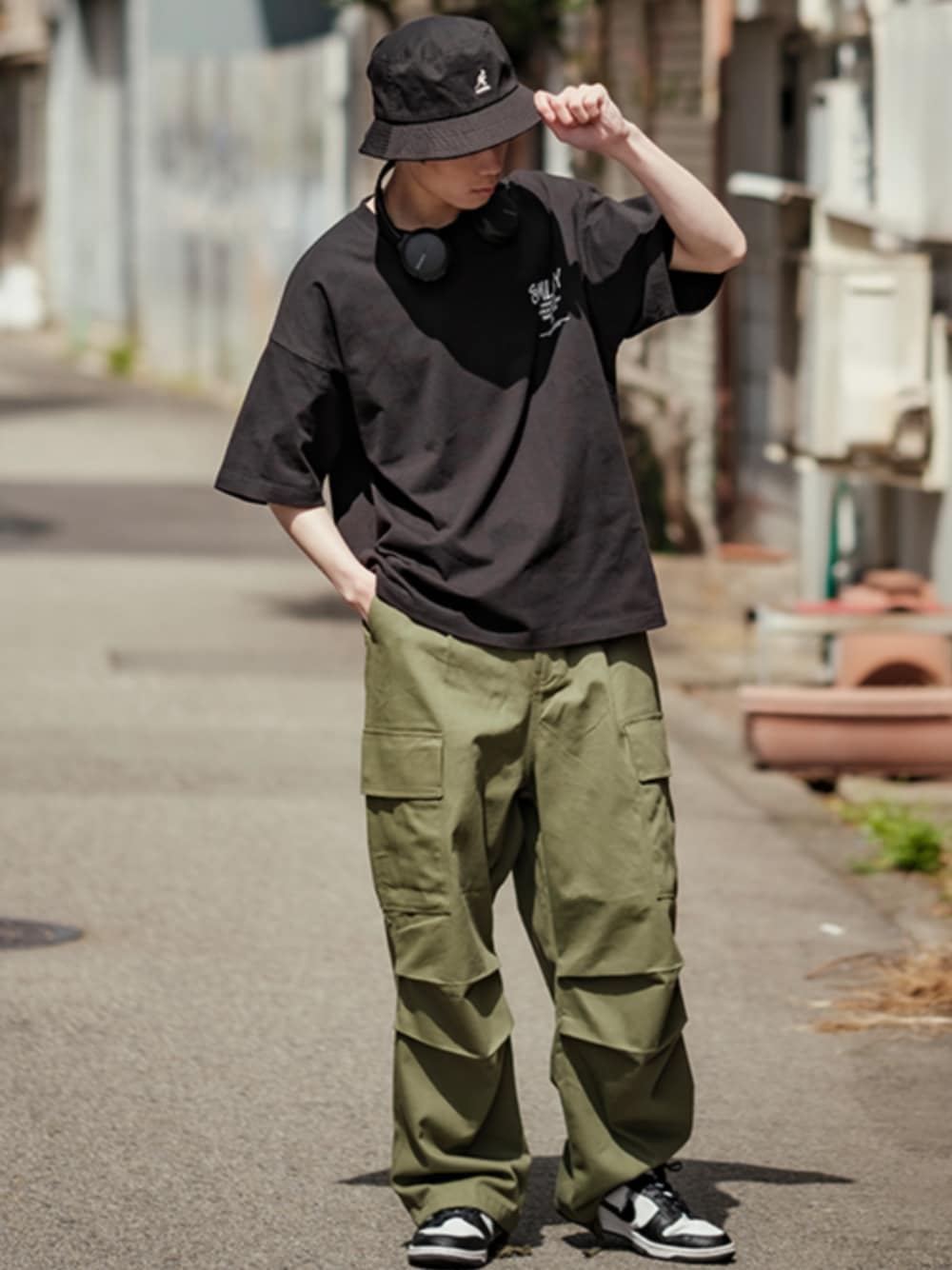 「ストリート、カーゴパンツ、韓国ファッション、ニコちゃん、KANGOL、NIKE、初夏コーデ、休日スタイル、バケットハット、improves」｜「NULLの【improves】ワイド カーゴ ミリタリーパンツ（カーゴパンツ、グリーン系）」を使った、improves_officialさん（メンズ・172cm）の春コーディネートの1枚目の写真