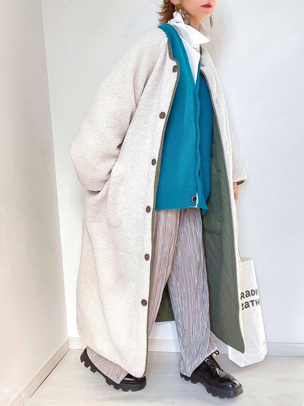「クリスマスに着たい服、リバーシブル、ボアコート、カラーニット、プリーツパンツ、ラクチンコーデ、カジュアルコーデ、オトナ女子、タートルネック、ビッグシルエット」｜「CORNERSのキルティング×ボアリバーシブルロングコート（ダウンジャケット/コート、グリーン系）」を使った、kuuuuraさん（レディース・158cm）の冬コーディネートの1枚目の写真