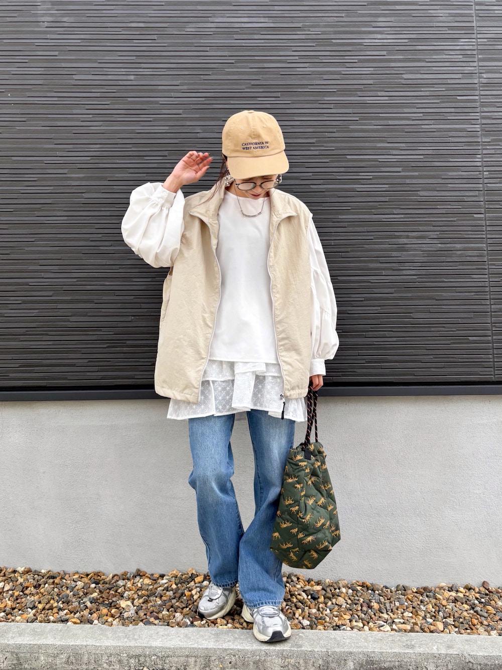 「春めき満開コーデ、デニム、レイヤードスタイル、春色、春服コーデ、ナイロンベスト、ベスト、ゆるシルエット、カジュアルスタイル」｜「tiptopの【2way】総刺繍コットンキャミスカート（スカート、ホワイト系）」を使った、kuuuuraさん（レディース・158cm）の春コーディネートの1枚目の写真
