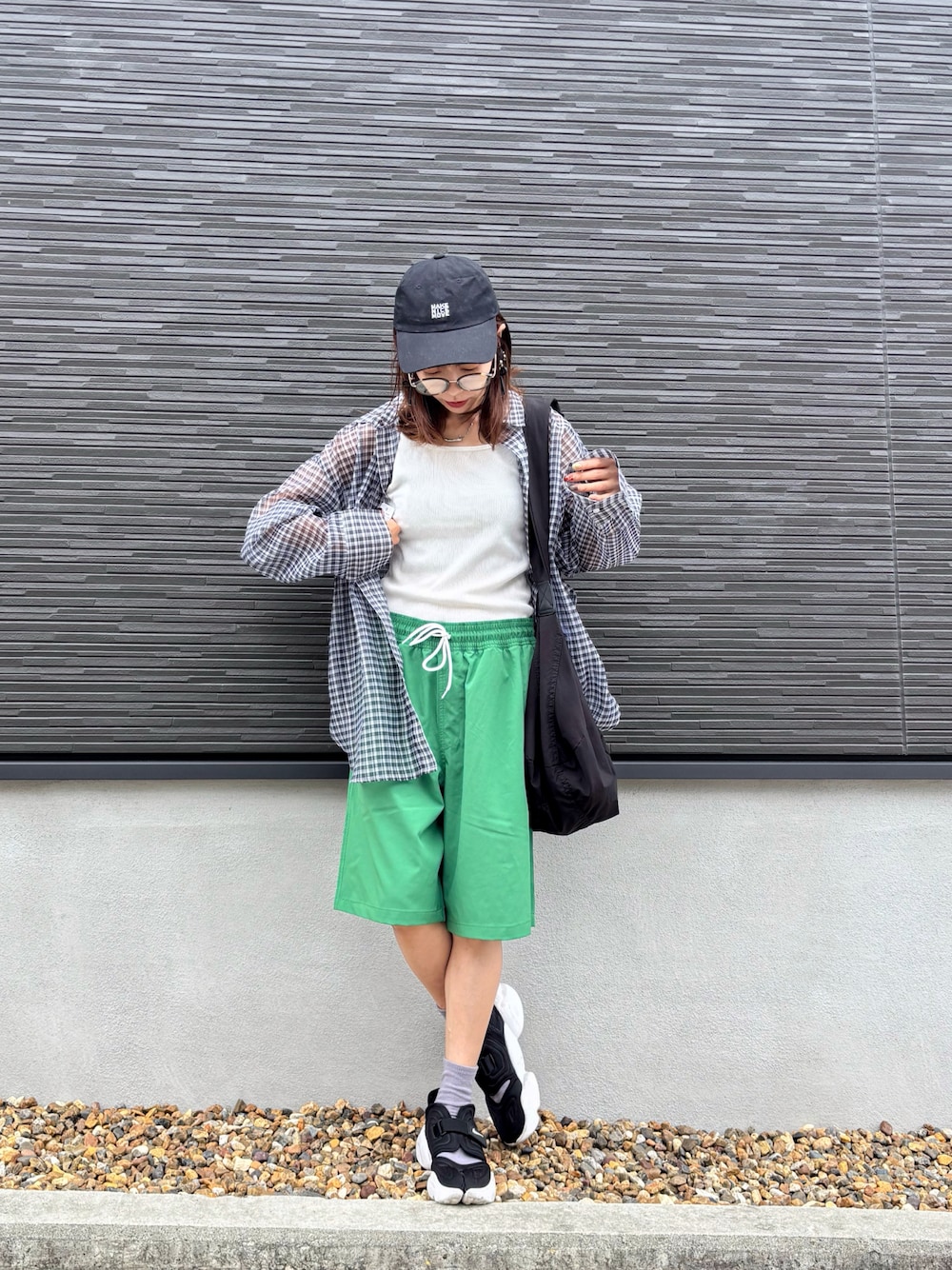 「柄シャツ、夏コーデ、ハーフパンツ、カジュアルガーリー、メンズライク、メガネ女子、スニーカーコーデ」｜「DISCUS ATHLETICのDISCUS ATHLETIC アクティブパンツ（その他パンツ、グリーン系）」を使った、kuuuuraさん（レディース・158cm）の夏コーディネートの1枚目の写真
