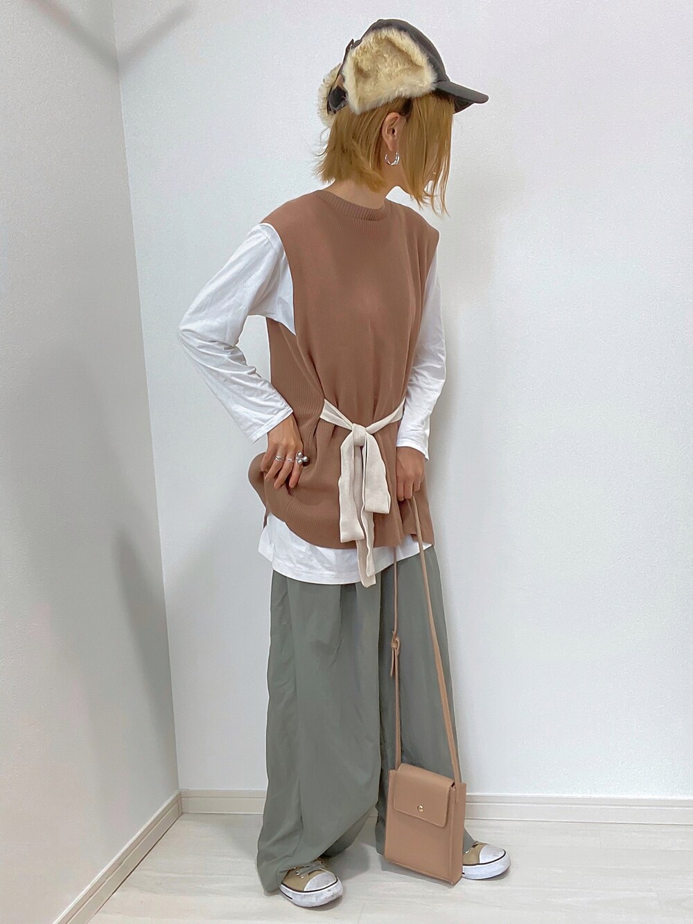「カジュアル、秋のコーデ、ベスト、レイヤードスタイル、帽子、秋色、ニットベスト、プチプラ、ゆるコーデ」｜「UNIQLOのアイテム（Tシャツ/カットソー、ホワイト系）」を使った、kuuuuraさん（レディース・158cm）の秋コーディネートの1枚目の写真
