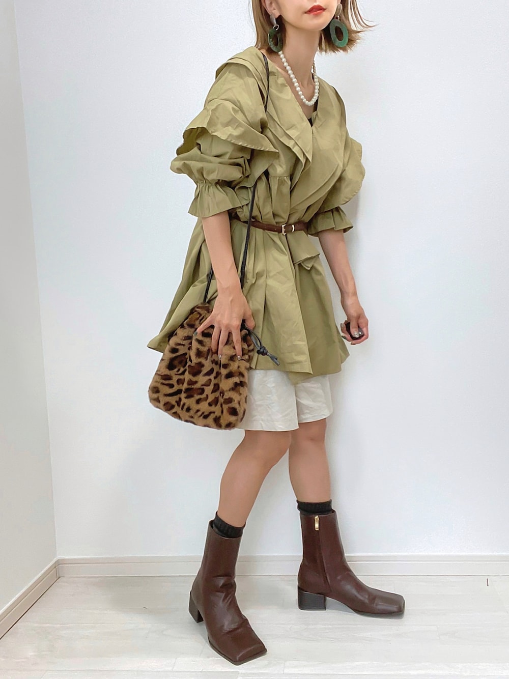 「ワンピース、ブーツ、ショートパンツ、秋のコーデ、大人カジュアル、ハーフパンツ、大人コーデ、スクエアトゥ」｜「Fabby fabbyのベタトングサンダル（サンダル、ブラウン系）」を使った、kuuuuraさん（レディース・158cm）の秋コーディネートの1枚目の写真