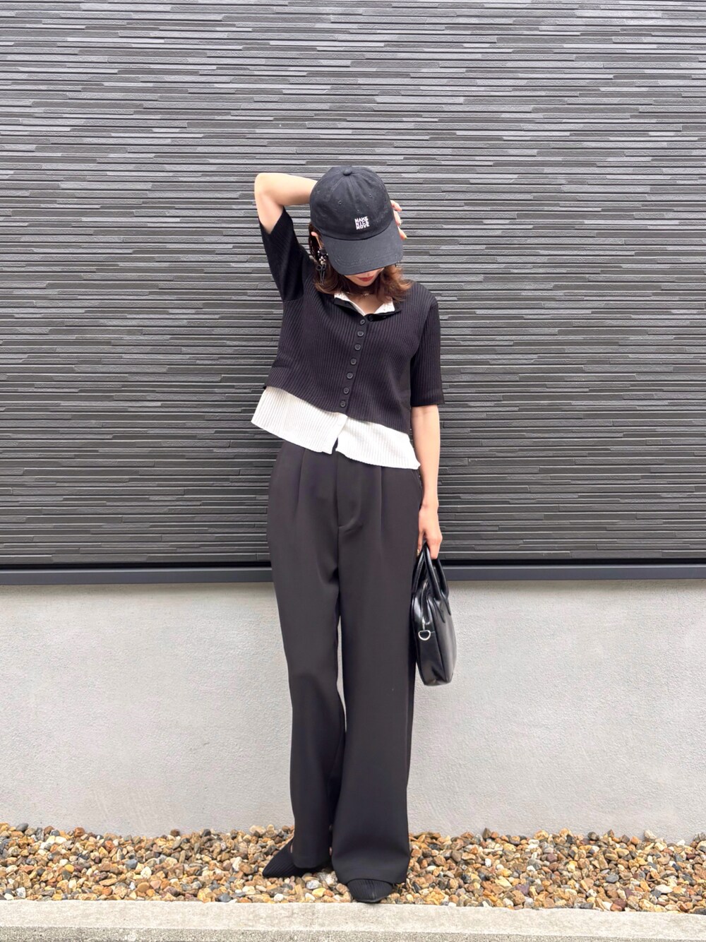 「やっぱり帽子が好き、黒Tシャツ、カーディガン、レイヤードスタイル、ブラックコーデ、ワントーンコーデ、オトナカジュアル、シンプルカジュアル、メガネ女子」｜「tiptopの配色レイヤードカーディガン（ニット/セーター、ブラック系）」を使った、kuuuuraさん（レディース・158cm）の春コーディネートの1枚目の写真