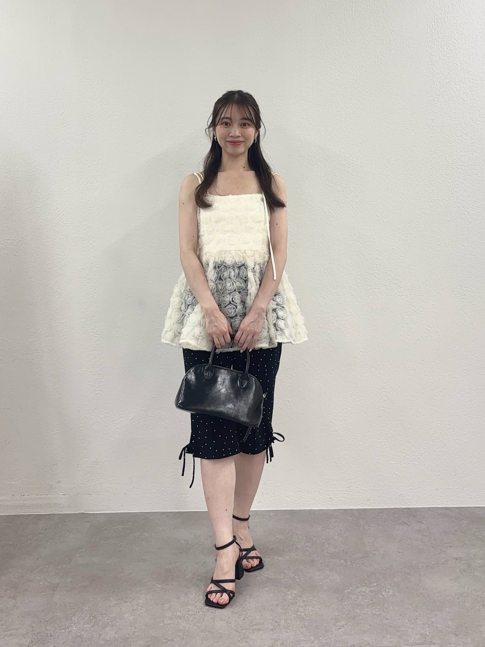 「ペプラム、ぺプラムトップス、ペプラムブラウス、サブリナパンツ、骨格ウェーブ、チュールトップス、チュールブラウス、サンダル」｜「Chicoの【SALON by Chico】ローズチュールペプラムブラウス（シャツ/ブラウス、ホワイト系）」を使った、mayoさん（骨格ウェーブ・レディース・153cm）の夏コーディネートの1枚目の写真