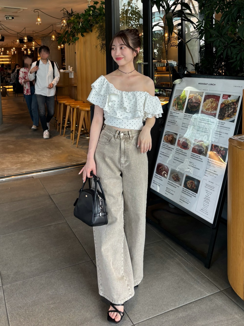 「デニム、デニムパンツ、ワイドデニム、ワイドデニムパンツ、ワイドデニムコーデ、水着、水着コーデ、レースデニム」｜「Chicoの【水着/トップス】ダブルフリルワンショルトップス（水着、ホワイト系）」を使った、mayoさん（骨格ウェーブ・レディース・153cm）の夏コーディネートの1枚目の写真
