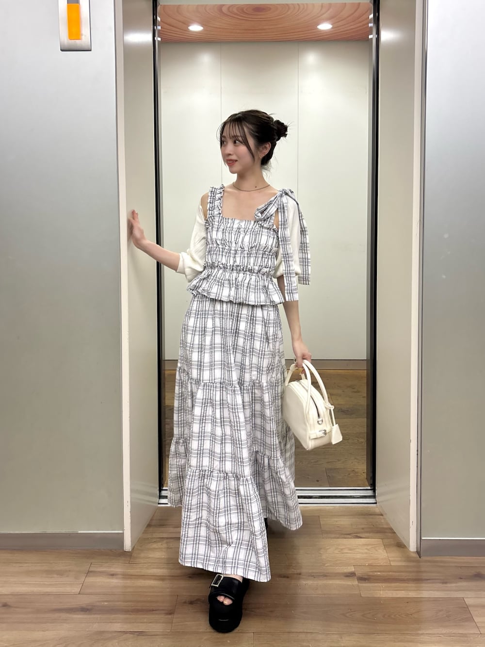 「ワンピース、ワンピースコーデ、ロングワンピース、骨格ウェーブ、チェックワンピース、低身長コーデ、厚底サンダル」｜「Chicoの【新色追加/マルチway】アシメ紐デザインチェック柄シャーリングロングワンピース（ワンピース、ホワイト系）」を使った、mayoさん（骨格ウェーブ・レディース・153cm）の夏コーディネートの1枚目の写真