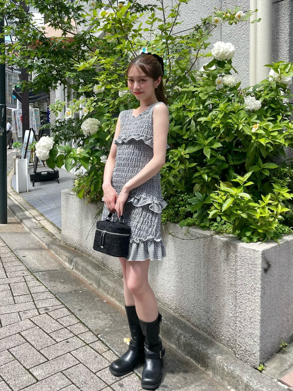 「チェック、チェックワンピース、チェックワンピ、ミニワンピ、ミニワンピース、ミニワンピ×ブーツ、ミニワンピースコーデ、骨格ウェーブ」｜「Chicoのシャーリングチェックミニワンピース（ワンピース、ブラック系）」を使った、mayoさん（骨格ウェーブ・レディース・153cm）の夏コーディネートの1枚目の写真