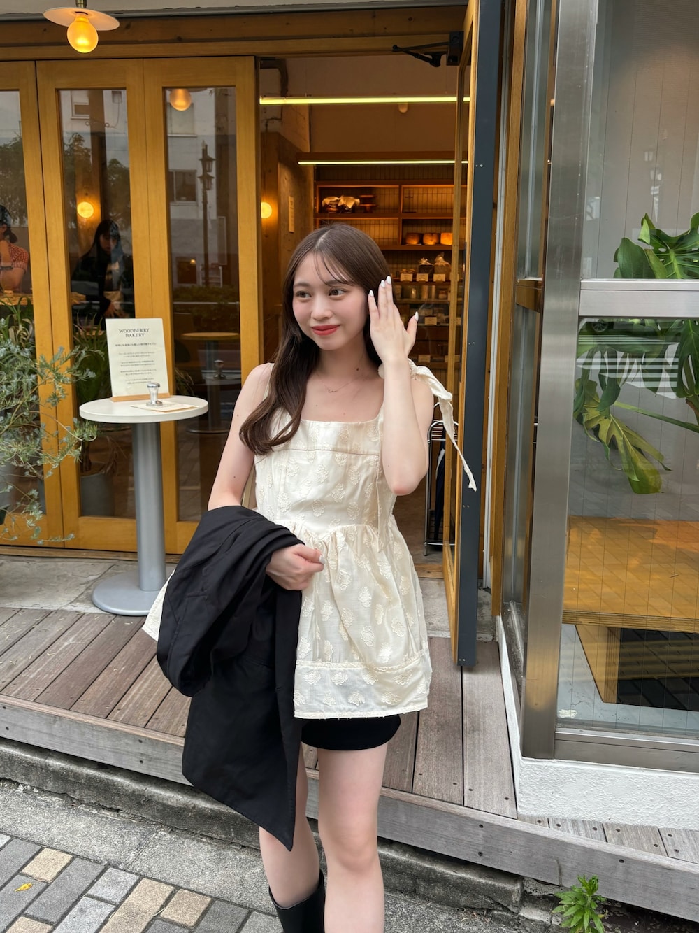 「チュニック、チュニックワンピ、タンクトップ、ショートパンツ、骨格ウェーブ、低身長コーデ」｜「Chicoの【SALON by Chico】アシメリボンボリュームフラワーキャミチュニック（チュニック、ホワイト系）」を使った、mayoさん（骨格ウェーブ・レディース・153cm）の春コーディネートの1枚目の写真