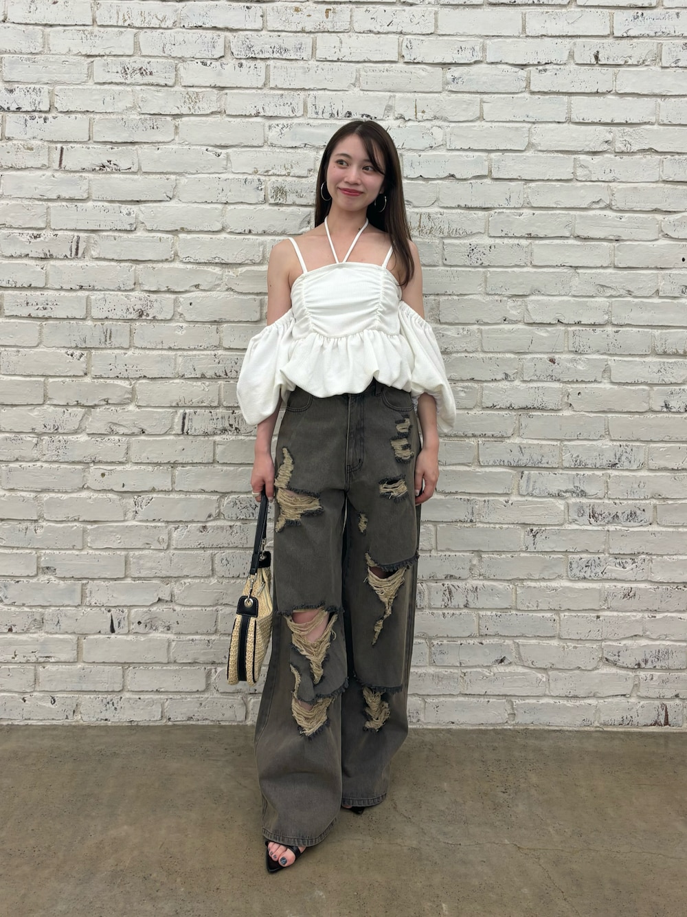「夏コーデ、水着、デニム、ダメージデニムパンツ、低身長コーデ、骨格ウェーブ、サンダル、オフショル」｜「Chicoの【水着/トップス】オフショルペプラムベアトップス（水着、ホワイト系）」を使った、mayoさん（骨格ウェーブ・レディース・153cm）の夏コーディネートの1枚目の写真
