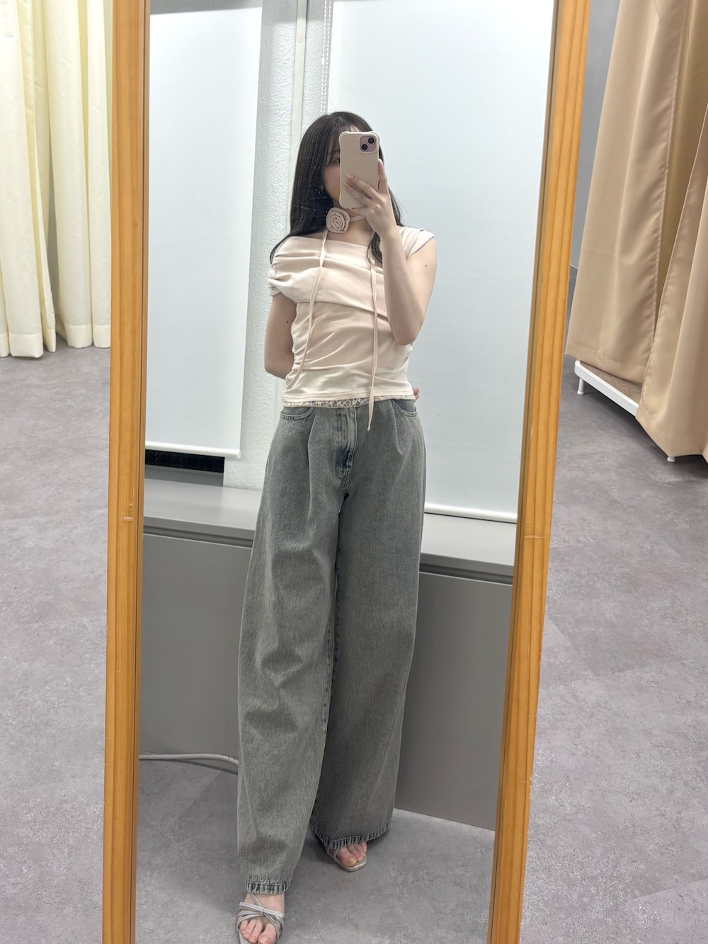 「デニム、デニムコーデ、バラ、ワンショル、ワンショルT、チョーカー、チョーカートップス、ピンクコーデ、サンダル、リボンサンダル、骨格ウェーブ」｜「Chicoのローズチョーカー付ワンショル裾レースT（Tシャツ/カットソー、ピンク系）」を使った、mayoさん（骨格ウェーブ・レディース・153cm）の春コーディネートの1枚目の写真