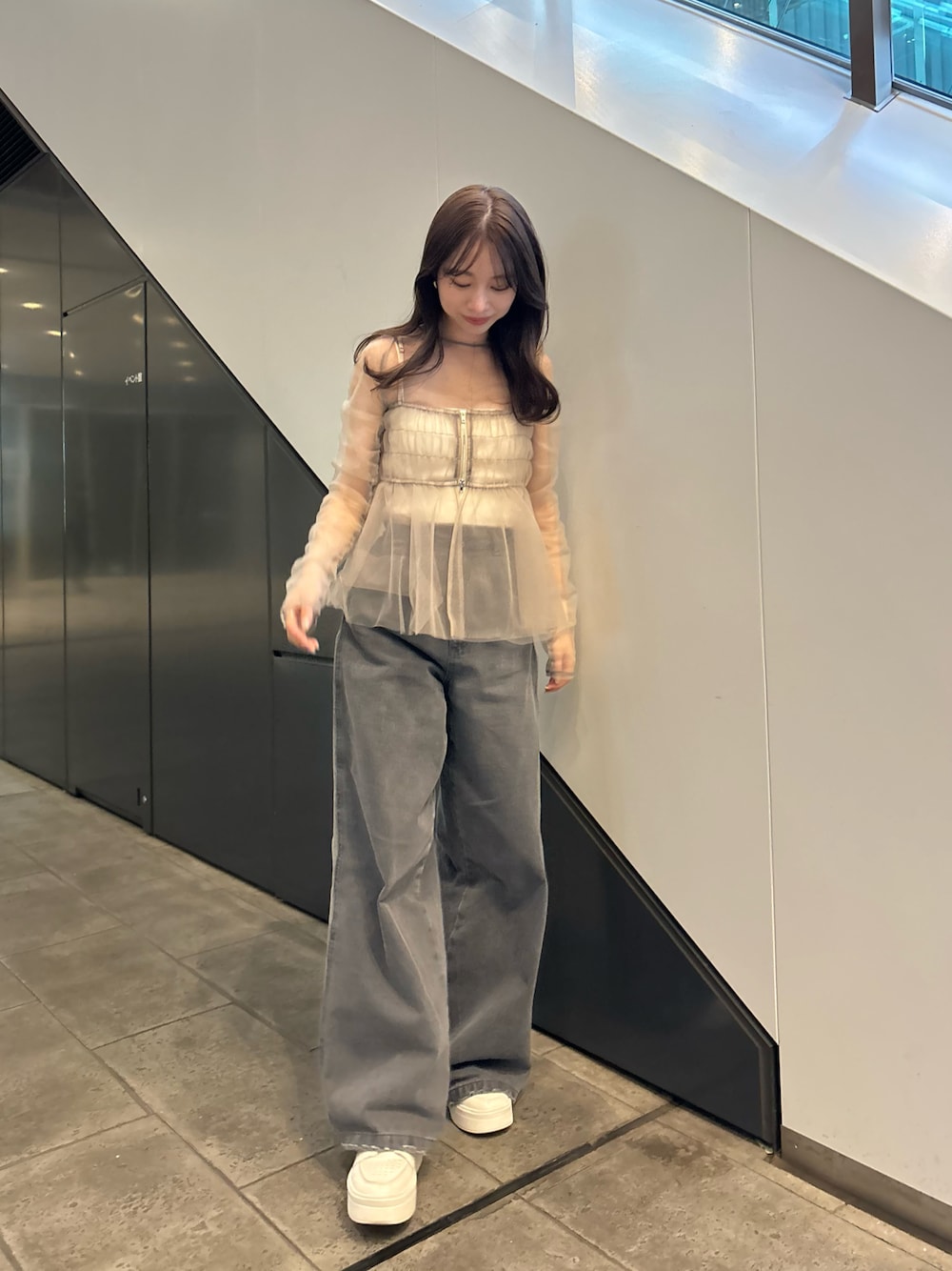 グレー系のデニムパンツ、グレー系のシャツ/ブラウスを着用したレディースの冬コーディネートの1枚目の写真