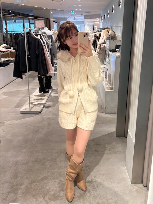 Chico ポンポン付きファーフードケーブルニットカーディガン セール】【セットアップ対応】ポンポン付きファーフードケーブルニット