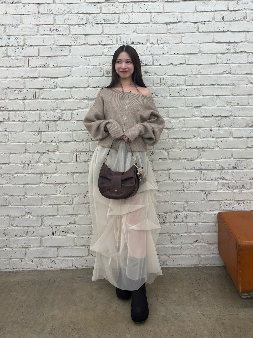 「ニット、オフショル、オフショルニット、チュールスカート、チュールワンピ、大人かわいい、低身長コーデ、きれいめカジュアル、秋コーデ、ベージュコーデ、大人コーデ、ブラウンコーデ」｜「Chicoの【セットアップ対応】ジップオフショルメランジニット（ニット/セーター、ベージュ系）」を使った、mayoさん（骨格ウェーブ・レディース・153cm）の秋コーディネートの1枚目の写真