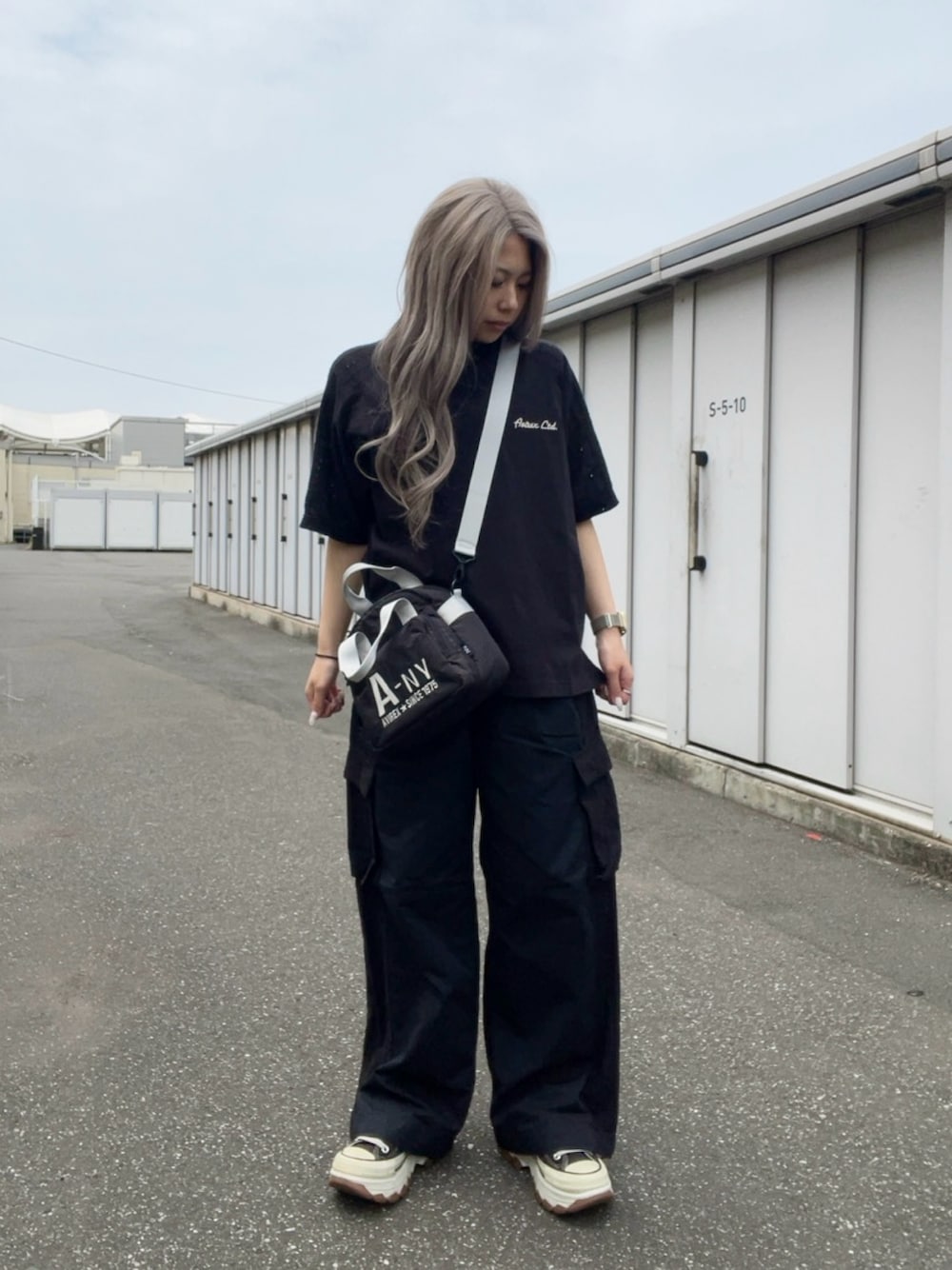 「モノトーン、ブラックコーデ、今日のコーデ、ootd、低身長、カーゴパンツ、AVIREX、AVIREXBelle、AVIREX DEPOT、アビレックス(AVIREX)」｜「AVIREXの《WEB LIMITED Belle LINE》LACE CARGO PANTS/レースカーゴパンツ（カーゴパンツ、ブラック系）」を使った、Reinaさん（骨格ストレート・レディース・155cm）の春コーディネートの1枚目の写真