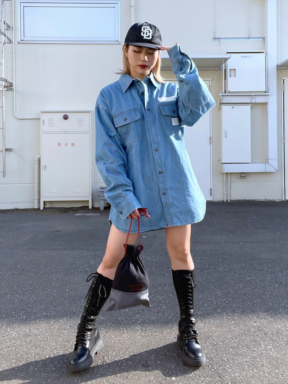 「AVIREX、デニムシャツ、大人カジュアル、ootd、春コーデ、低身長、今日のコーデ、AVIREXBelle、AVIREX DEPOT、アビレックス(AVIREX)」｜「schottの【WEB LIMITED】Schott/ショット/TC CAP "SB"/SBロゴキャップ（キャップ、ブラック系）」を使った、Reinaさん（レディース・155cm）の春コーディネートの1枚目の写真