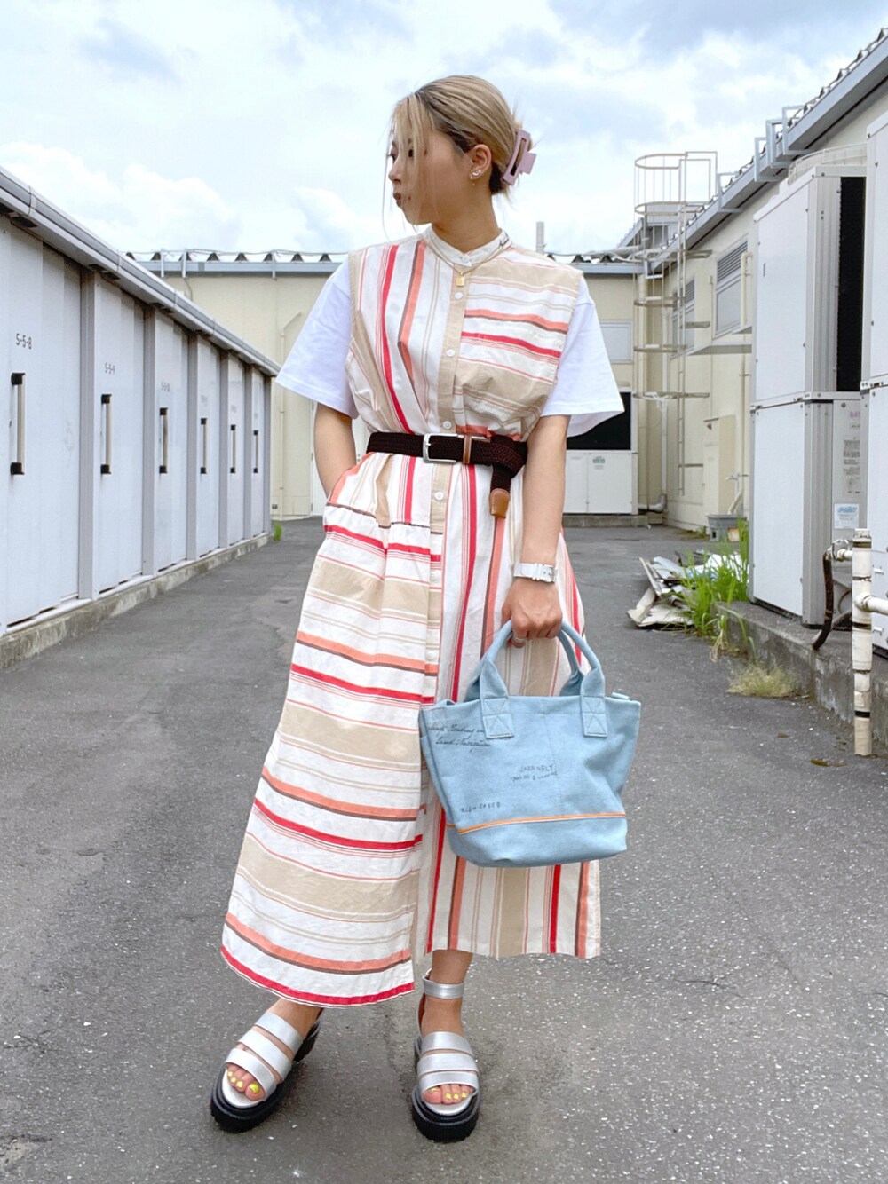 「ワンピース、AVIREX、ootd、夏コーデ、低身長、今日のコーデ、AVIREXBelle、AVIREX DEPOT、アビレックス(AVIREX)、お出かけコーデ日記」｜「AVIREXの【WEB&DEPOT限定】MULTI STRIPE ONEPIECE/ マルチストライプワンピース（シャツワンピース、レッド系）」を使った、Reinaさん（レディース・155cm）の春コーディネートの1枚目の写真
