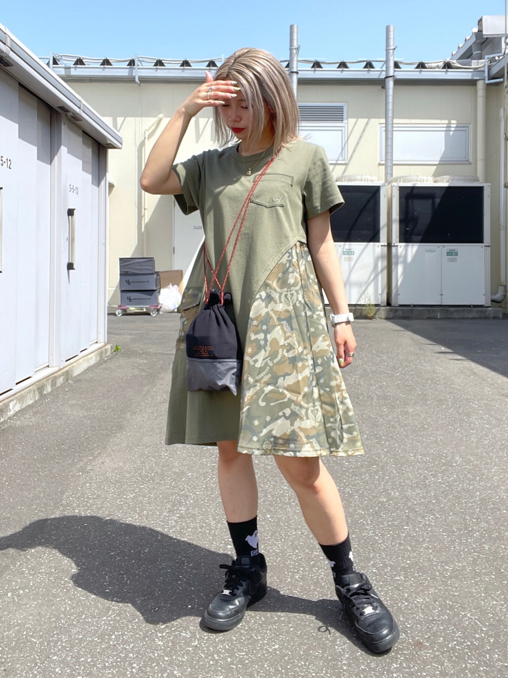 「ワンピース、AVIREX、ootd、春コーデ、春夏コーデ、低身長、今日のコーデ、AVIREXBelle、AVIREX DEPOT、アビレックス(AVIREX)」｜「AVIREXのCAMO×BANDANA PRINT ONEPIECE/ カモ×バンダナプリントワンピース（ワンピース、グリーン系）」を使った、Reinaさん（レディース・155cm）の春コーディネートの1枚目の写真