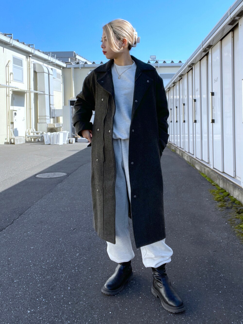 「AVIREX、冬コーデ、ootd、低身長、今日のコーデ、スウェットコーデ、海外系ファッション、AVIREXBelle、AVIREX DEPOT、アビレックス(AVIREX)」｜「AVIREXの【WEB＆DEPOT限定】AVIREX USA CREW NECK SWEAT / アヴィレックス クルーネック スウェット（スウェット、ベージュ系）」を使った、Reinaさん（レディース・155cm）の春コーディネートの1枚目の写真