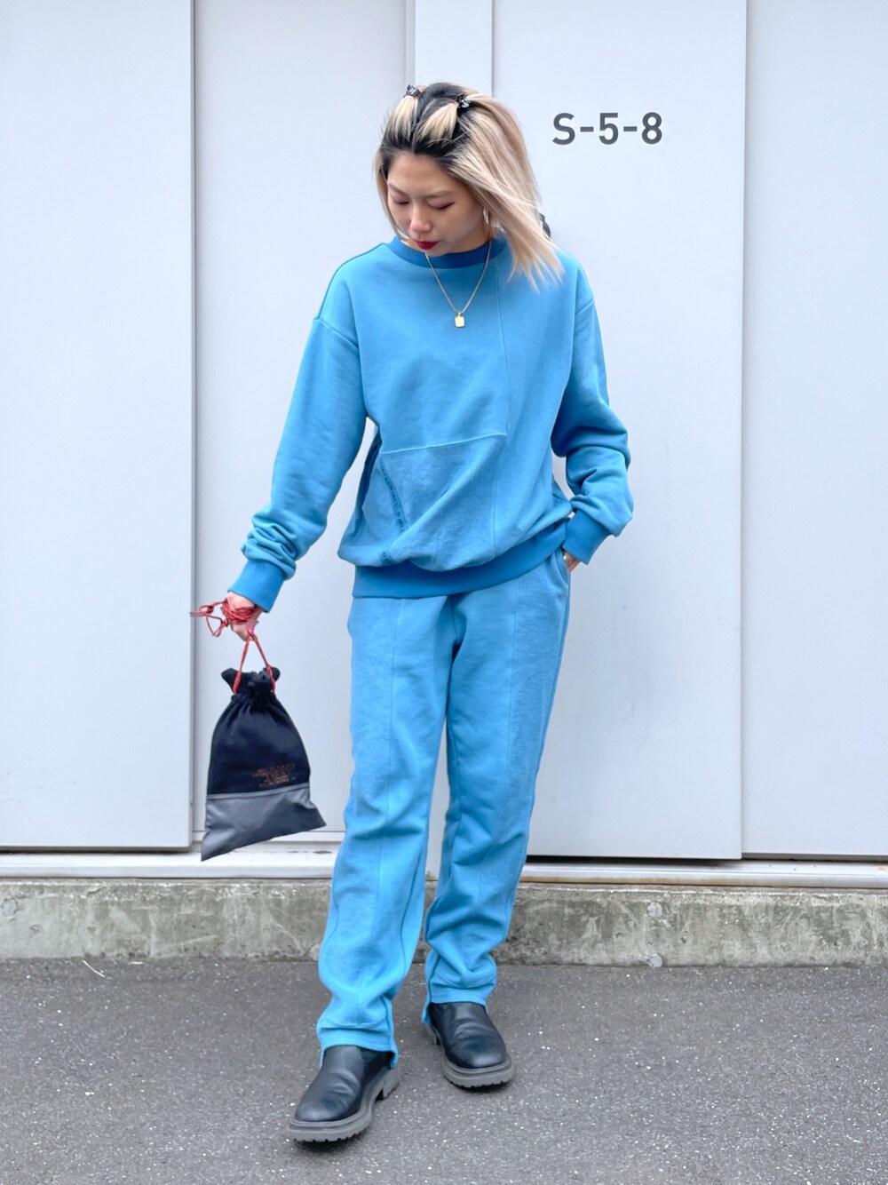 「セットアップ、AVIREX、ootd、春コーデ、低身長、今日のコーデ、スウェットコーデ、AVIREXBelle、AVIREX DEPOT、アビレックス(AVIREX)」｜「AVIREXの《WEB&DEPOT限定》SWITCHING PULL OVER/ スウィッチングプルオーバー（スウェット、ブルー系）」を使った、Reinaさん（レディース・155cm）の春コーディネートの1枚目の写真