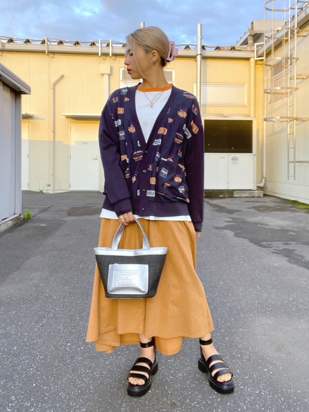 「AVIREXの《WEB&DEPOT限定》DOUNUT ONE POINT RINGER T-SHIRT/ ドーナツワンポイントリンガーTシャツ（Tシャツ/カットソー、オレンジ系）」を使った、Reinaさん（レディース・155cm）の春コーディネートの1枚目の写真