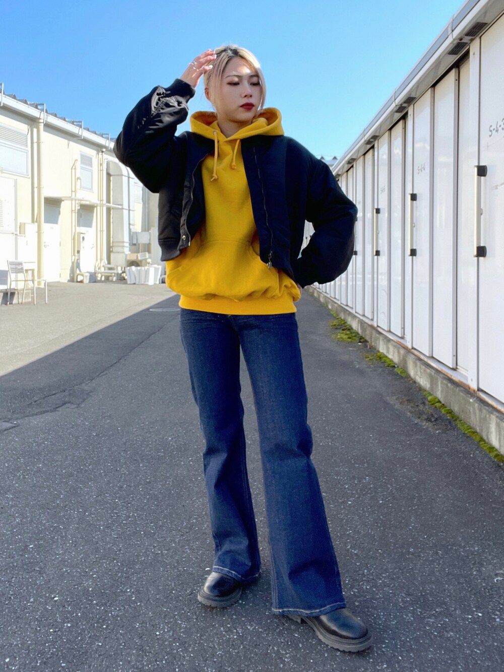 「ミリタリー、AVIREX、ootd、低身長、カジュアルコーデ、パーカーコーデ、今日のコーデ、AVIREXBelle、AVIREX DEPOT、アビレックス(AVIREX)」｜「AVIREXの《WEB&DEPOT限定》BLACK SCORPION SWEAT PULL OVER PARKA/ ブラックスコーピオン パーカー（パーカー、イエロー系）」を使った、Reinaさん（レディース・155cm）の春コーディネートの1枚目の写真