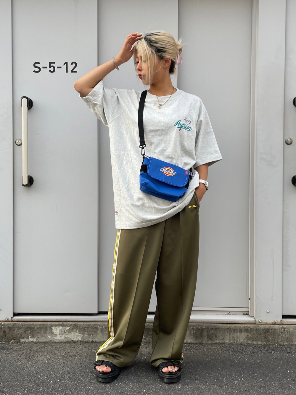 「AVIREX、ootd、楽チンコーデ、夏コーデ、低身長、シンプルスタイル、今日のコーデ、AVIREXBelle、AVIREX DEPOT、アビレックス(AVIREX)」｜「AVIREXのワールドシリーズ Ｔシャツ / WORLD SERIES T-SHIRT / アヴィレックス / AVIREX（Tシャツ/カットソー、グレー系）」を使った、Reinaさん（レディース・155cm）の夏コーディネートの1枚目の写真