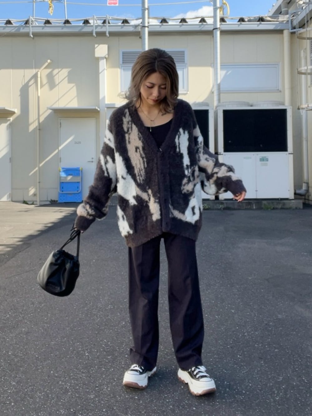 「カーディガン、AVIREX、ootd、秋服、低身長、今日のコーデ、オトナカジュアル、AVIREXBelle、AVIREX DEPOT、アビレックス(AVIREX)」｜「AVIREXの【直営店限定】AVX NYLON SHAGGY CARDIGAN / ナイロン シャギー カーディガン / AVIREX / アヴィレックス（カーディガン/ボレロ、ブラック系）」を使った、Reinaさん（レディース・155cm）の秋コーディネートの1枚目の写真