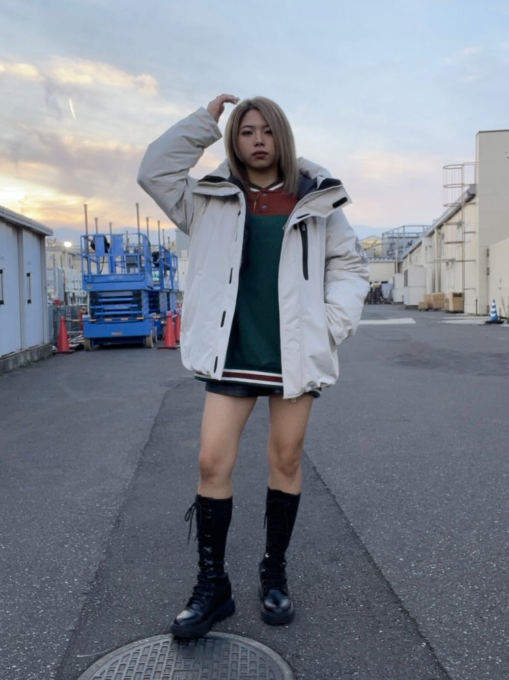 「ダウンジャケット、AVIREX、冬コーデ、ootd、低身長、今日のコーデ、冬アウター、AVIREXBelle、AVIREX DEPOT、アビレックス(AVIREX)」｜「AVIREXの《WEB&DEPOT限定》TWOTONE SNAP SWEAT / ツートン スナップ スウェット / AVIREX / アヴィレックス（スウェット、グリーン系）」を使った、Reinaさん（レディース・155cm）の秋コーディネートの1枚目の写真