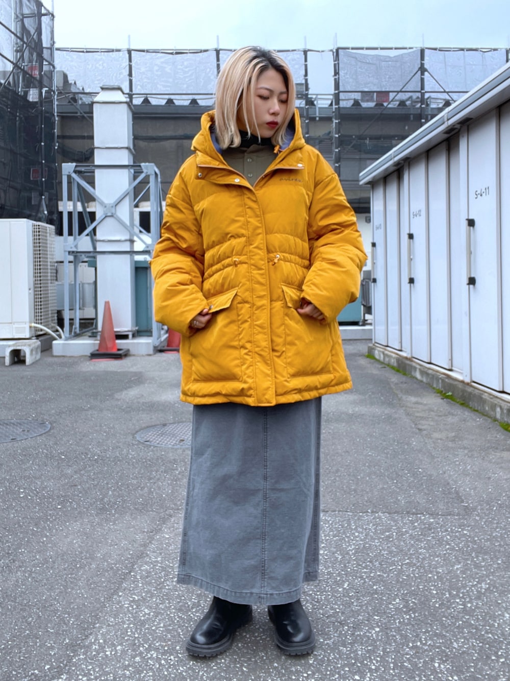 「ダウンジャケット、AVIREX、ootd、低身長、今日のコーデ、オトナカジュアル、秋冬コーデ、AVIREXBelle、AVIREX DEPOT、アビレックス(AVIREX)」｜「AVIREXの【WEB&DEPOT限定】HENLY NECK PENANT PATCHED SWEAT / ヘンリー ネック ペナント パッチド スウェット / AVIREX / アヴィレックス（スウェット、グリーン系）」を使った、Reinaさん（レディース・155cm）の冬コーディネートの1枚目の写真