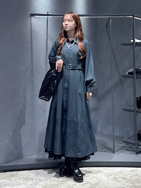 「アイテム（ブローチ/コサージュ）」を使った、佐藤静香さん（レディース・159cm）の秋コーディネート