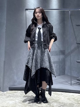 「アイテム（ネクタイ）」を使った、佐藤静香さん（レディース・159cm）の秋コーディネート