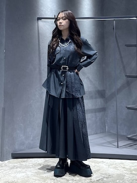 「アイテム（ブローチ/コサージュ）」を使った、佐藤静香さん（レディース・159cm）の秋コーディネート