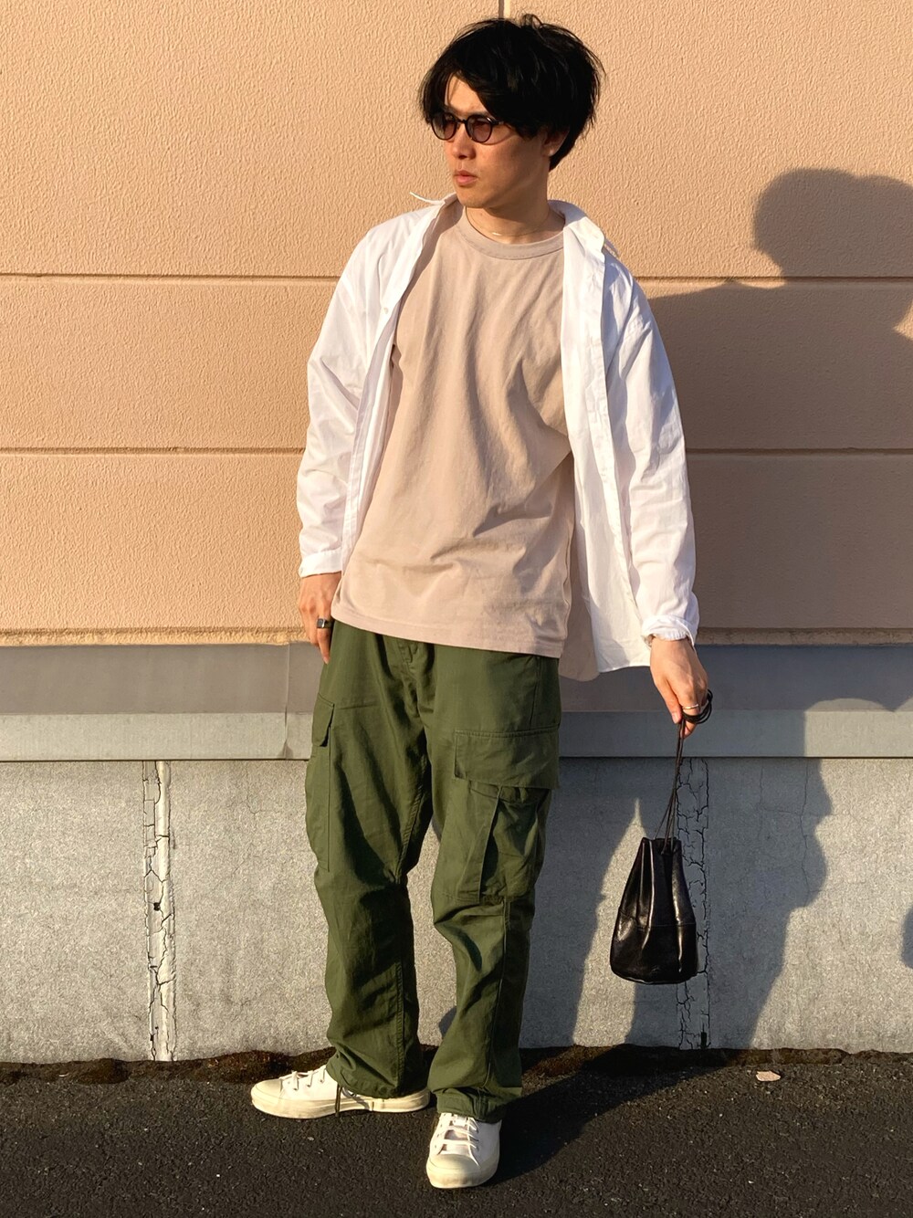 「ごきげんウィーク、プチプラ、春夏コーデ、大人カジュアル、シンプルコーデ、シンプルスタイル、Tシャツ、シルバーアクセサリー、シャツスタイル、はるコーデ、白シャツ、ラフ、お洒落さんとつながりたい、ootd、ユニクロ」｜「Right-onのアイテム（カーゴパンツ、グリーン系）」を使った、のりじさん（メンズ・172cm）の春コーディネートの1枚目の写真