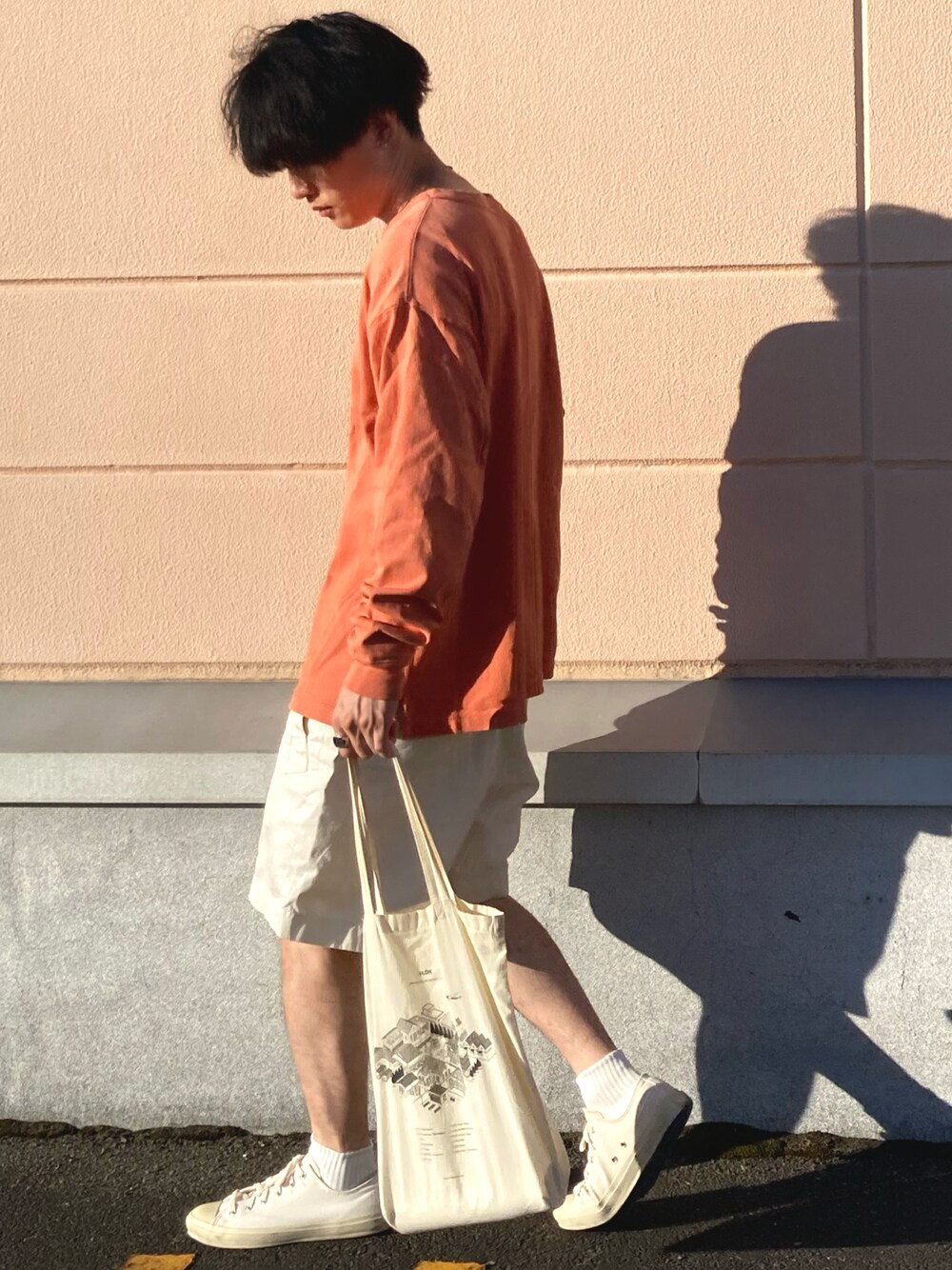 「ビタミンカラー、シンプルスタイル、オトナカジュアル、夏、オーバーサイズ、ビッグシルエット、ストリートコーデ、トレンド、ハーフパンツ」｜「MoonStarの＜MOONSTAR＞LOW BASKET/スニーカー（スニーカー、ホワイト系）」を使った、のりじさん（メンズ・172cm）の夏コーディネートの1枚目の写真