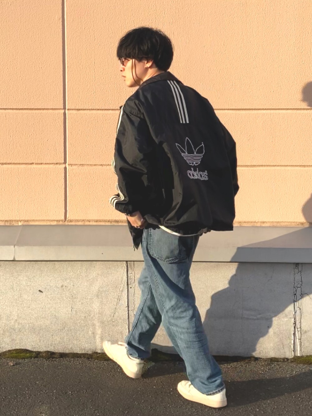 「古着MIX、adidas、カジュアル、ビッグシルエット、カジュアルコーデ、ワイドパンツ、デニムパンツ、スニーカー、オーバーサイズ、ショルダーバッグ、デニム」｜「UNIQLOのワイドフィットテーパードジーンズ（デニムパンツ、ブルー系）」を使った、のりじさん（メンズ・172cm）の夏コーディネートの1枚目の写真